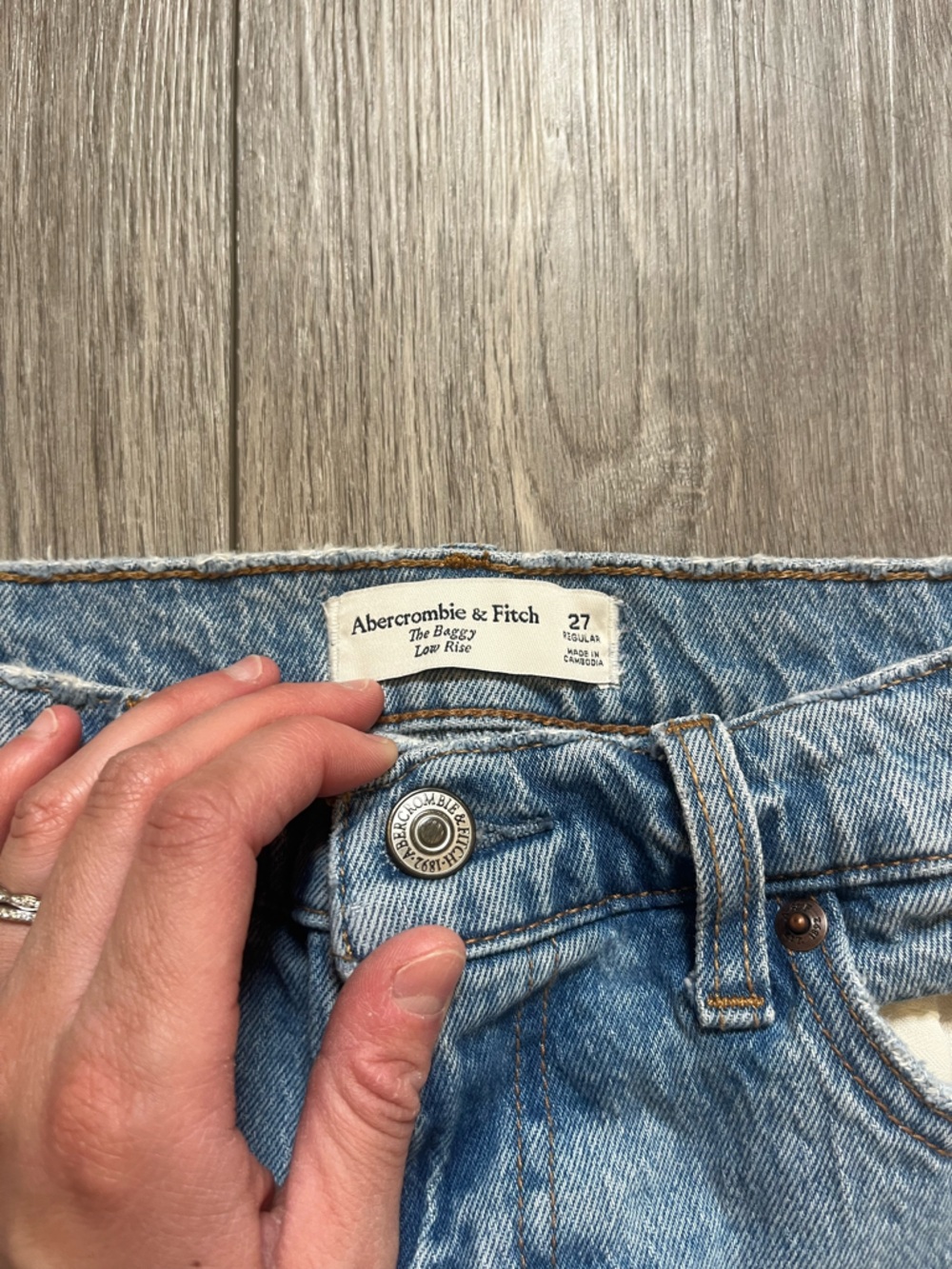 Abercrombie & Fitch the Baggy Low Rise Size 27 Light Wash - Picture 3 of 7